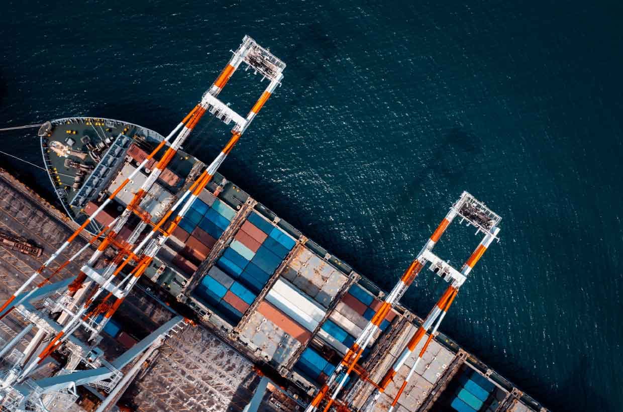 Haven met containerschip en vrachtwagens, de internationale toeleveringsketen van BM Energy
